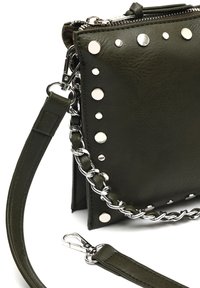 Borsa a mano in pelle verde oliva con dettagli in metallo argentato, dotata di una tracolla in catena e tessuto rimovibile. Chiusura con zip nella parte superiore.