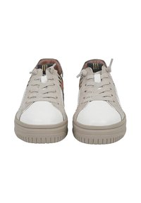 Sneaker aus einer Mischung aus beigem Wildleder und weißem Leder. Erhöhte Gummisohle, flache Schnürsenkel und gestreifte Akzente an den Seiten.