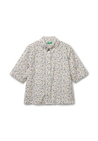 Korte mouw bloes met knopen, voorzien van een klein blauw en paars bloemendessin op een witte achtergrond.