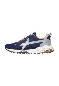 Marinblå och ljusgrå sneaker med orangea accenter, fläckig vit sula, texturerat grepp och en synlig luftkudde vid hälen.