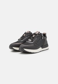 Scarpe da atletica nere con materiale testurizzato, dotate di chiusura con zip, accenti a contrasto e una suola intermedia bianca. Allacciate con corde scure.