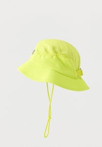 Καπέλο τύπου κάδος σε νέον κίτρινο χρώμα με διχτυωτά πάνελ, ρυθμιζόμενο πλευρικό πόρο και λουρί σαγονιού με κλείδωμα.