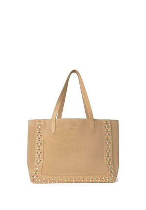 Bolso tote de ante color cuero claro con asas dobles, decorado con pequeñas tachuelas redondas a lo largo de los bordes y con el nombre de la marca en relieve en el centro.