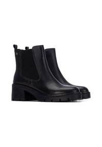 Botas de tobillo de cuero negro con tacón cuadrado, paneles laterales elásticos, detalles texturizados y tiradores en la parte posterior para facilitar su uso.