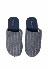 Pantofole in tessuto blu navy con motivo a righe, interno morbido, design con punta aperta e soletta imbottita. Logo del marchio visibile.