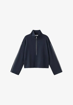 Navy pulover s visokim ovratnikom, zatvaranjem na patentni zatvarač i dugim rukavima. Ima bijeli rub duž rukava i kroj do struka. Mekana tekstura.