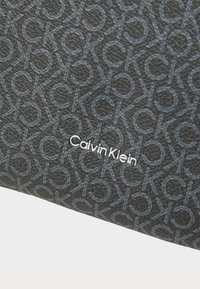 Calvin Klein MUST CLASSIC WAISTBAG MONO - Pojasna torbica - classic black