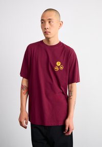 Carhartt WIP PINS - Printtipaita - malbec/orange stone washed