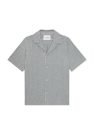Chemise à manches courtes boutonnée avec des rayures verticales bleues et blanches et un col plié, étendue à plat sur un fond blanc.