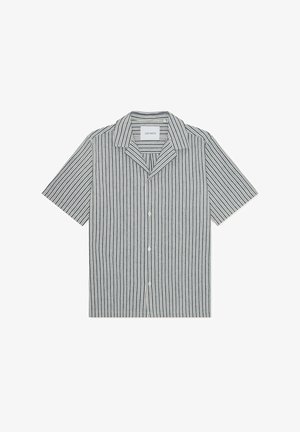Chemise à manches courtes boutonnée avec des rayures verticales bleues et blanches et un col plié, étendue à plat sur un fond blanc.
