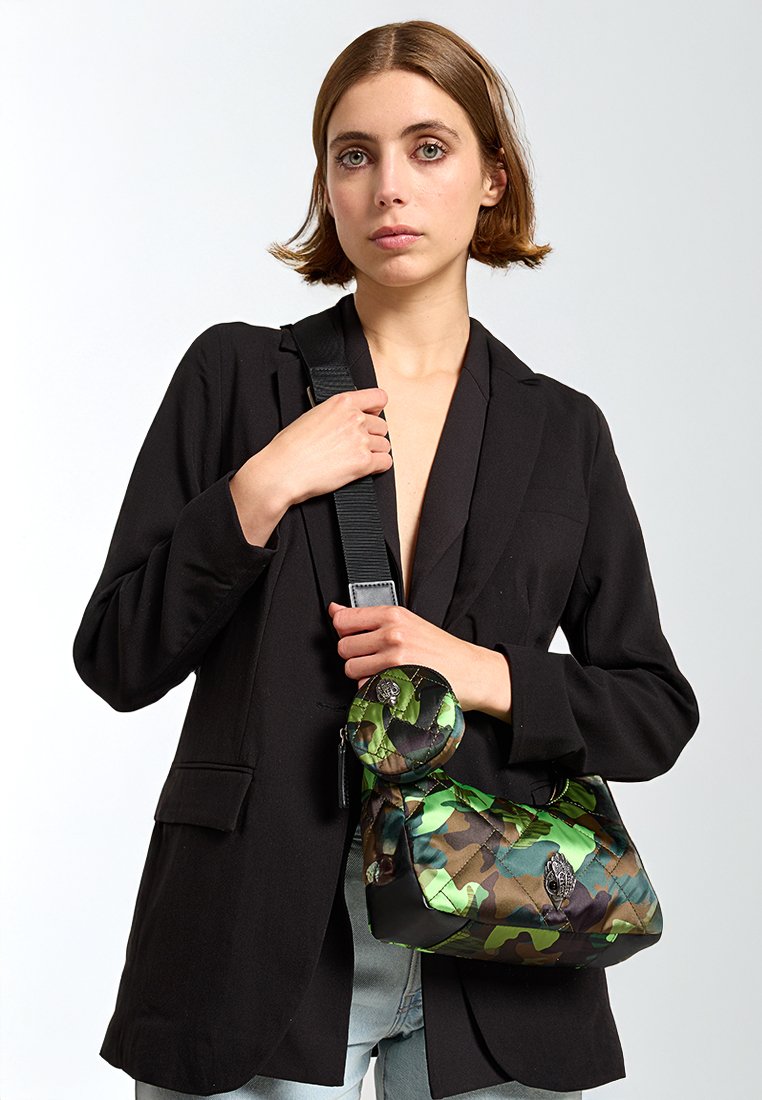 Tasje met camouflagedessin in groen en zwart, met een gewatteerde textuur, een ronde handgreep en een verstelbare schouderband.