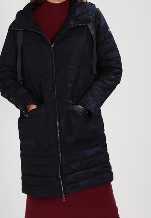 Dunkelblaue Puffjacke mit Kapuze, ausgestattet mit einem gesteppten Design, durchgehendem Reißverschluss und seitlichen Taschen. Lange, leicht taillierte Form.