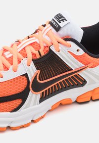 Nike Sportswear VOMERO 5 UNISEX - Baskets basses - total orange/black/white/metallic platinum