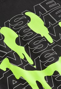Next RELAXED FIT SHORT SLEEVE GRAPHIC STANDARD - Nyomott mintás póló - black drippy back print