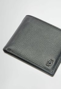 Portafoglio in pelle nera con finitura testurizzata, caratterizzato da un design compatto e un piccolo logo impresso nell'angolo in basso a destra.