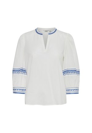 Chemisier blanc avec un col en V et des manches 3/4, orné d'accents brodés bleus le long de l'encolure et des poignets. Tissu léger, coupe décontractée.