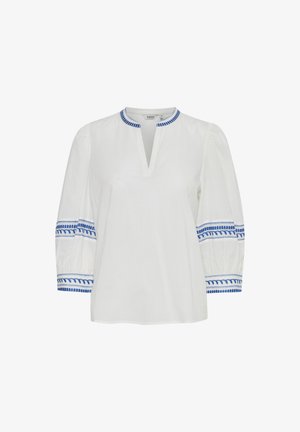 Chemisier blanc avec un col en V et des manches 3/4, orné d'accents brodés bleus le long de l'encolure et des poignets. Tissu léger, coupe décontractée.