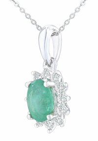 Colgante de collar de plata con piedra central ovalada de esmeralda verde rodeada de pequeños diamantes redondos transparentes en engaste de garras.