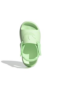 Grön gummisandal med öppen tå och justerbart rem. Har en strukturerad logotyp framtill och en slät, matt yta.