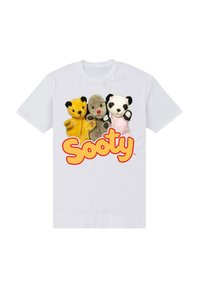 Hvid bomulds T-shirt med trykte plysdyr: en gul bjørn, en grå kanin og en sort-hvid panda med lyserøde accenter. "Sooty" logoet vises.