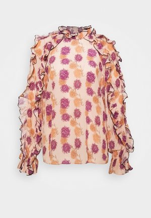 Langärmlige Bluse mit Blumenmuster in Rosa und Orange, mit gerafftem hohem Kragen und fallenden Rüschen entlang der Ärmel und Schultern.