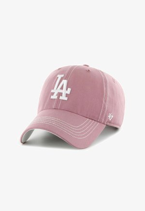 Casquette de baseball rose avec logo "LA" blanc à l'avant et coutures blanches, visière incurvée, et petit logo "47" sur le côté.