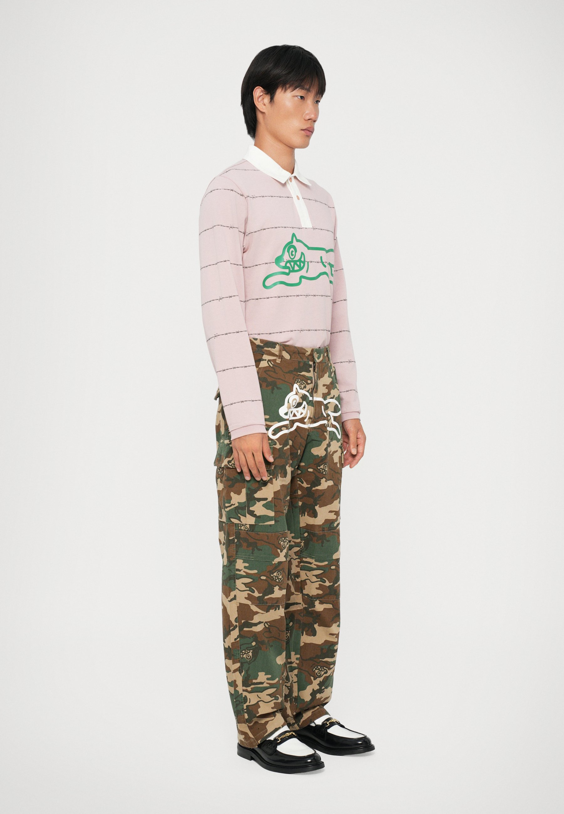 マーク&ロナ Gauge Camo Jacquard Utility Pants Icecream RUNNING DOG CAMO PANT - Cargo trousers - green - Zalando