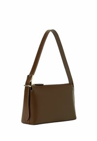 Borsa a tracolla in pelle marrone con forma strutturata e una singola tracolla. Caratterizzata da una chiusura con zip e dettagli in metallo dorato.
