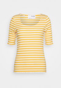 Gul och vit randig kortärmad topp med fyrkantig halsringning och fransig nederkant. Tillverkad av ribbat tyg för textur.