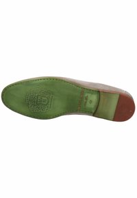 Schoenrubber met een groene binnenzool met gegraveerd logo, tan leren accent en een gladde grijze afwerking. De randen zijn gestikt.