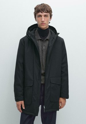 Schwarze gefütterte Parka mit Kapuze, ausgestattet mit zwei aufgesetzten Fronttaschen, einem Reißverschluss und einer glatten Oberflächenstruktur.