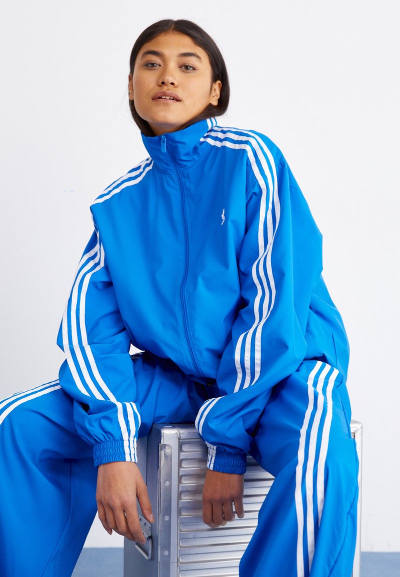 adidas Originals - TRACK - Bluză de trening - bluebird, Extindeți