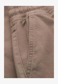 Non sélectionné, dark beige