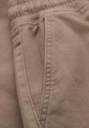 Ombre, PANTS OM-PAJO-0290 - Pantalones cargo - dark beige