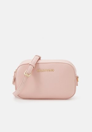 Sac bandoulière rectangulaire rose clair avec bandoulière réglable, boucle dorée et logo "VALENTINO" doré à l'avant.