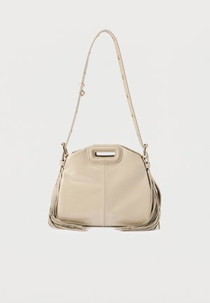 Sac en cuir beige à forme structurée avec des détails en franges. Dispose d'une anse supérieure et d'une longue bandoulière réglable avec des accents dorés.