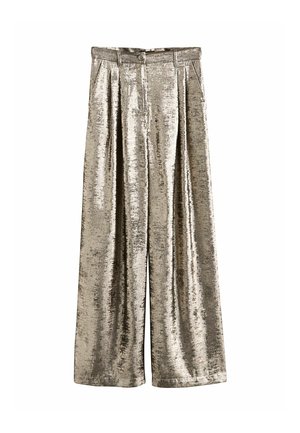 Metallic-silberne, weit geschnittene Hosen mit glatter, glänzender Textur, die mit Vorderfalten und einem Knopfverschluss ausgestattet sind. Maßgeschneiderter Bund mit Taschen.