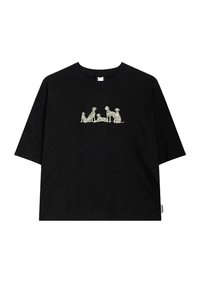 Camiseta negra de gran tamaño hecha de algodón, con un gráfico de color claro que muestra cinco perros en varias posiciones centrado en el pecho.