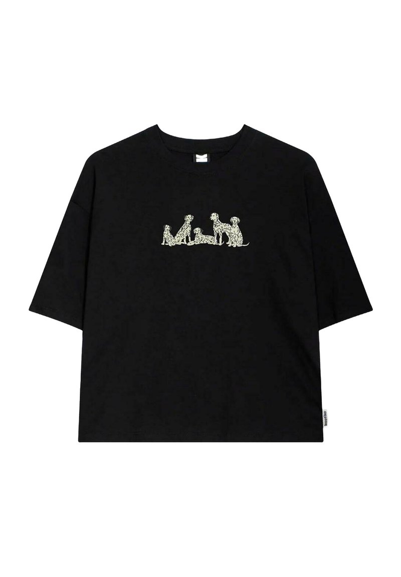 Camiseta negra de gran tamaño hecha de algodón, con un gráfico de color claro que muestra cinco perros en varias posiciones centrado en el pecho.