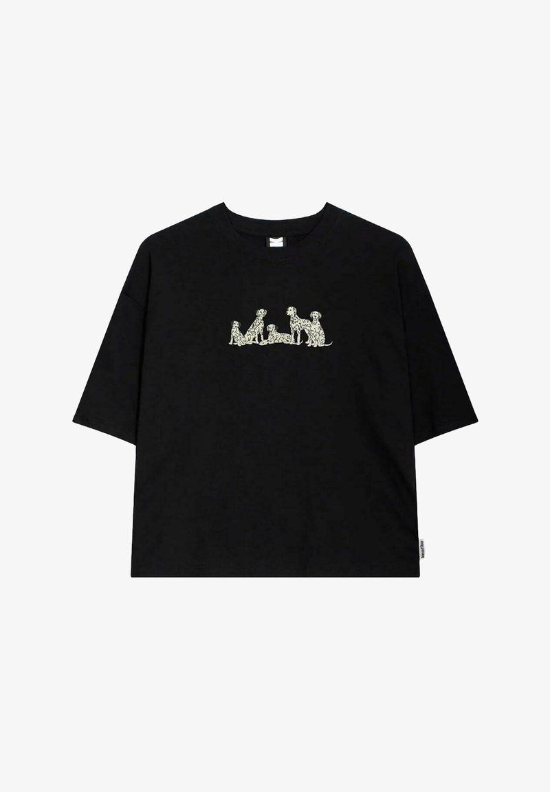 Camiseta negra de gran tamaño hecha de algodón, con un gráfico de color claro que muestra cinco perros en varias posiciones centrado en el pecho.