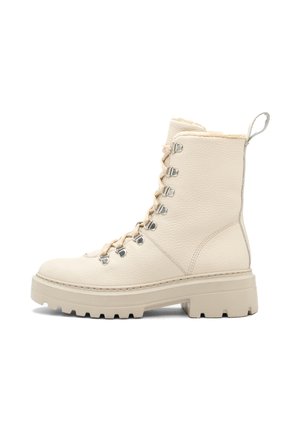 Bottes de combat crème à lacets avec cuir texturé, semelle épaisse, quincaillerie argentée et doublure légère et douce au niveau de la cheville.