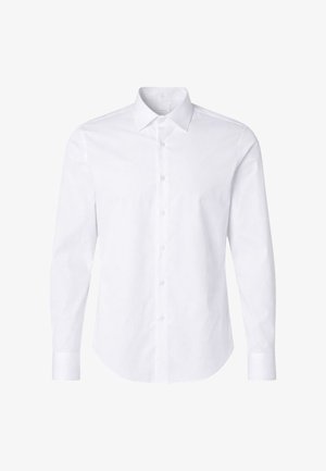 Biela košeľa s dlhým rukávom na gombíky s klasickým golierom a manžetami, zobrazená na ploche na bielom pozadí.