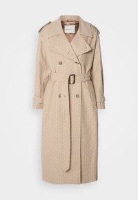 Manteau trench beige avec un motif subtil, design croisé, épaulettes, et une ceinture assortie. Texture lisse et longueur genoux.