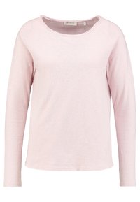 Langärmliges rosa Hemd mit rundem Halsausschnitt und ausgefranstem Saum. Weicher Stoff, leicht lockere Passform und keine sichtbaren Beschläge oder Muster.