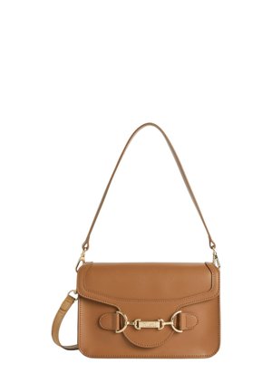 Borsa a tracolla in pelle color cuoio con fibbia a morsi d'oro e tracolla regolabile su sfondo bianco.