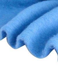 Tissu en feutre bleu, textile doux avec une texture duveteuse, présentant des bords arrondis et des plis superposés. Surface lisse et continue.