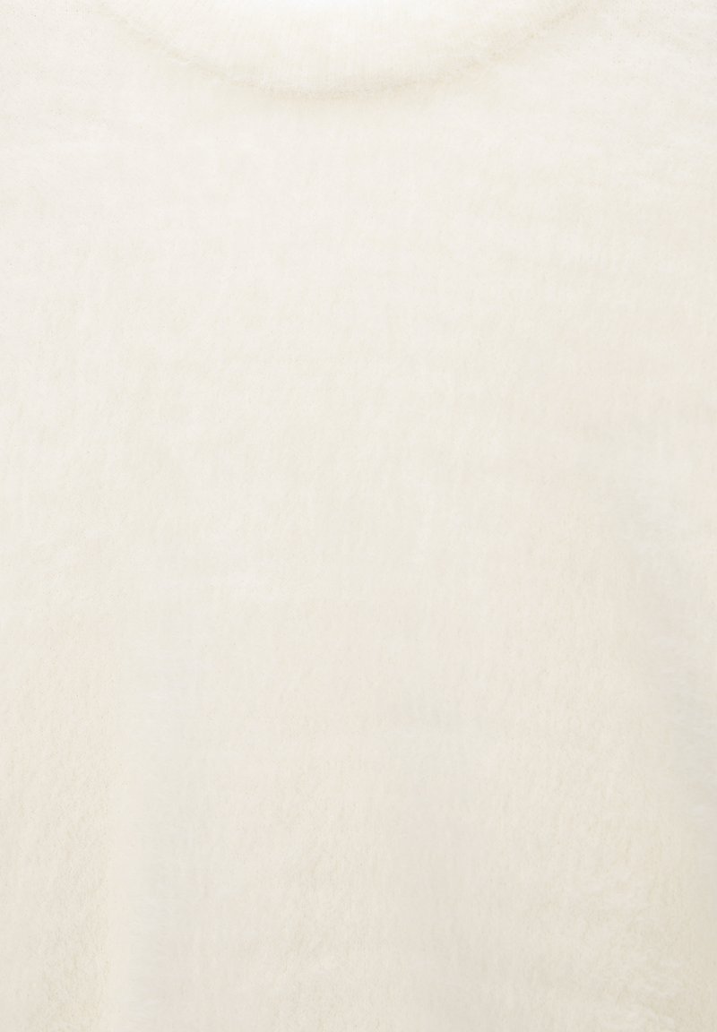 Pull blanc texturé avec une apparence douce et duveteuse et un col rond, évoquant une qualité légère et aérienne. Aucun motif ou accent visible.