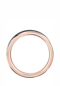 Cirkulär ring med ett roséguldband, glänsande metallisk finish och en snygg, minimalistisk design. Accenterad med en tunn svart linje.