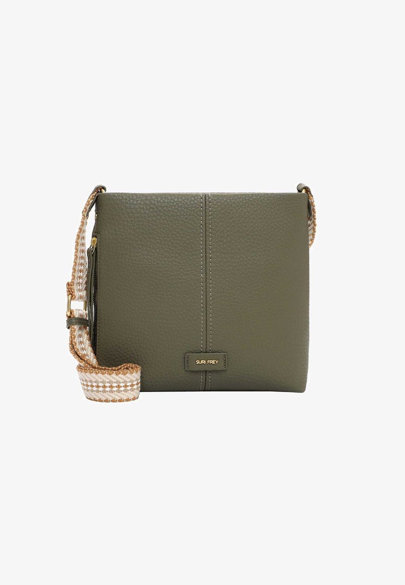 Olivově zelená kožená crossbody taška s texturou, s béžovo-bílým tkaným nastavitelným popruhem a zlatou plaketkou s logem "Suri Frey".
