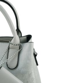 Grijze faux leren handtas met een gestructureerd oppervlak en contrasterende zwarte accenten. Voorzien van dubbele handvatten en een zilveren kettingdetail.